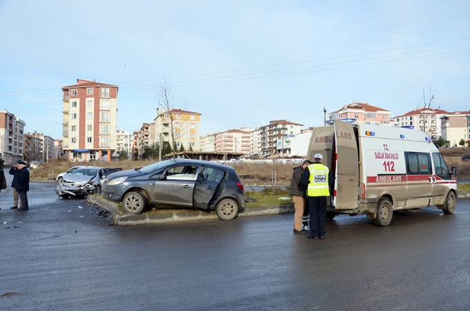Çorlu'da Trafik Kazası: 3 Kişi Yaralı