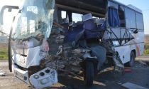 Hatalı Sollama Yapan Kamyon İşçi Minibüsü İle Çarpıştı: 20 Yaralı